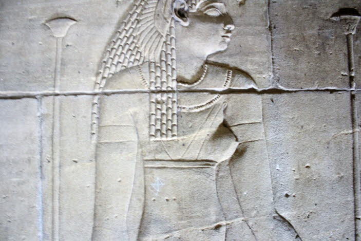 gut erhaltenes Flachrelief im Isis-Tempel (3)