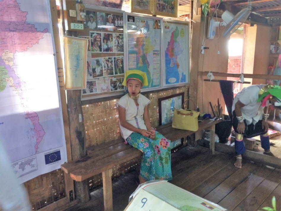Südwestlich in Myanmar leben die Padaung, eine von 8 Kayah Minderheiten des Kayah Staates.  Die vielen Kupferringe lassen die Hälse der Padaung Frauen am Inle See sehr lang werden. Das Tragen der Kupferringe auf dem Hals, an Händen und Füßen sollen sie vo