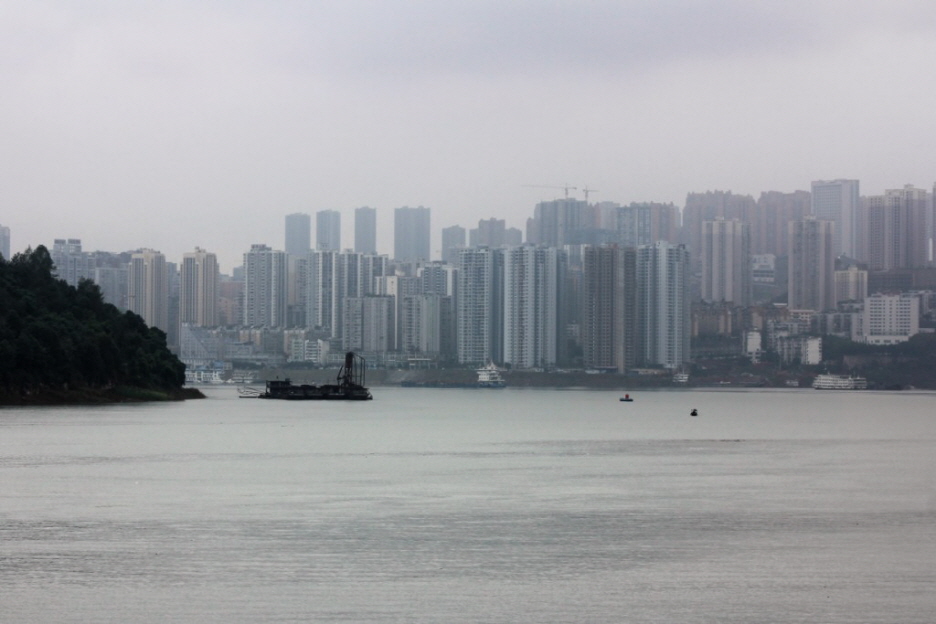 Chongqing: In hohem Tempo werden heute Gebäude abgerissen und neue errichtet. Im Stadtzentrum werden überwiegend moderne Beton- und Glasbauten sowie zahlreiche Bürokomplexe errichtet. Für die ärmeren Bevölkerungsschichten sind die dortigen Wohnungen nicht