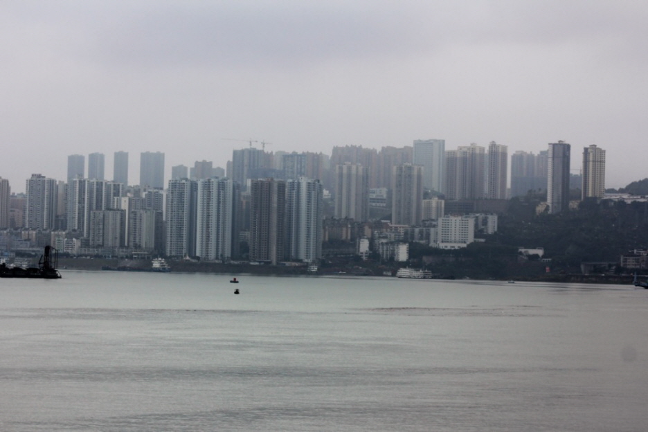 Chongqing: In Chongqing stand das bekannteste Nagelhaus Chinas, dessen Pressefoto um die Welt ging. Die Besitzer weigerten sich zwei Jahre lang, das Gebäude für einen Neubau zu räumen. Die Baufirma stellte bereits Wasser- und Energieanschluss ab, hob eine