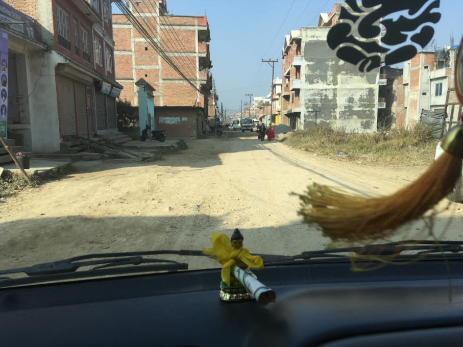 Nagarkot liegt 32 km östlich von Kathmandu, Nepal, im Distrikt Bhaktapur in Bagmati Pradesh befindet und seit 2015 Teil der Gemeinde Nagarkot ist. Die Anreise dauert wegen der schlechten Straßen mehrere Stunden. Zum Zeitpunkt der Volkszählung 2011 hatte e8