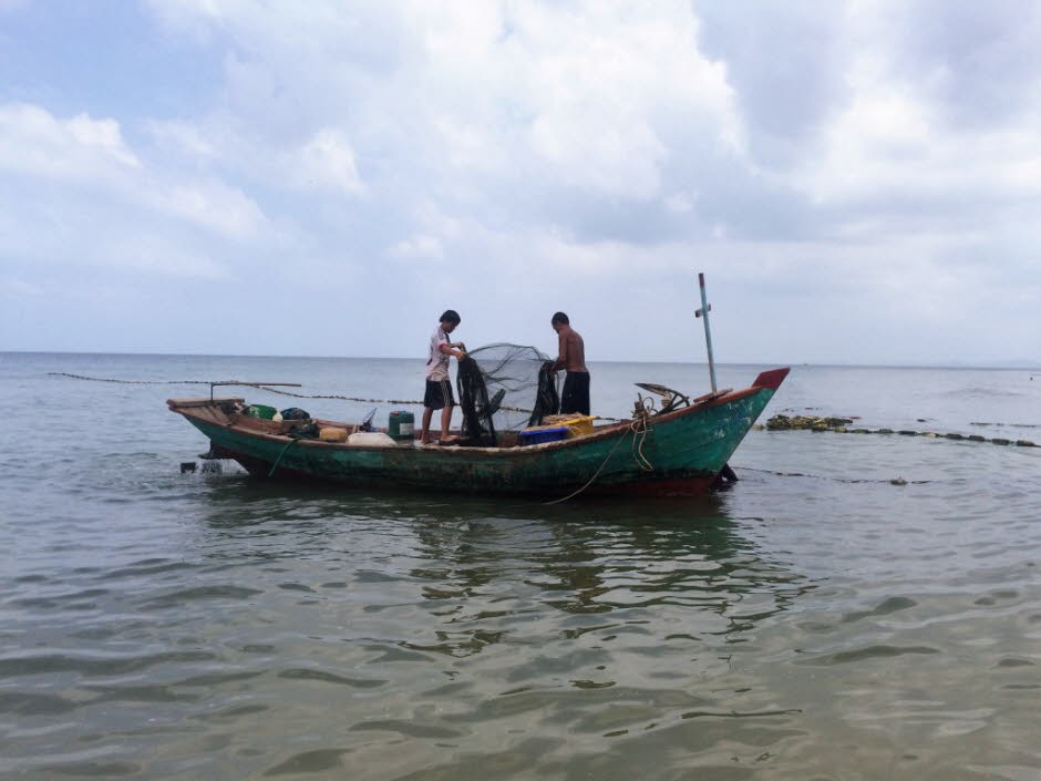 Fischerboot am Strand von Duong Dong