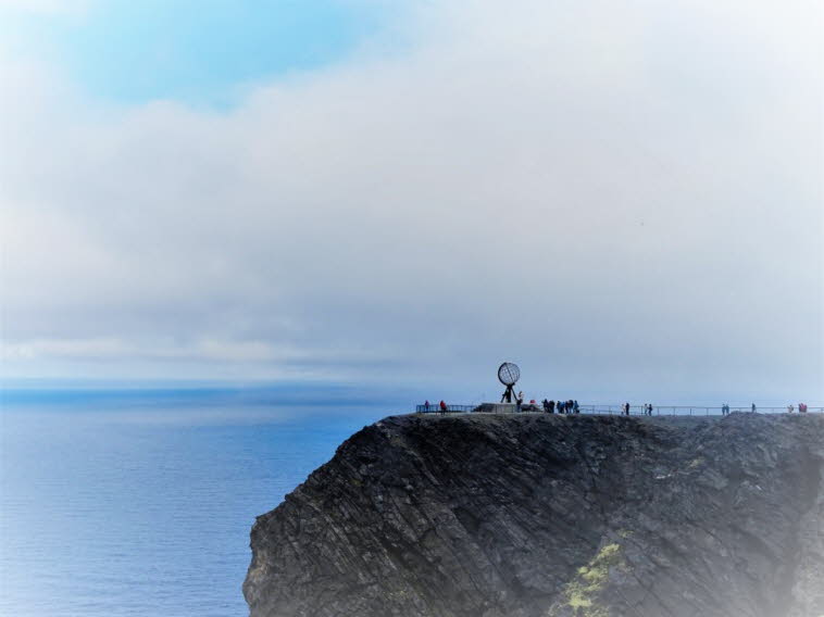 Das Kap umfasst eine 307 Meter hohe Klippe mit einem großen flachen Plateau auf der Spitze, auf dem Besucher stehen und die Mitternachtssonne oder die Aussicht auf die Barentssee im Norden beobachten können. Auf dem Plateau wurde 1988 ein neues Besucherze