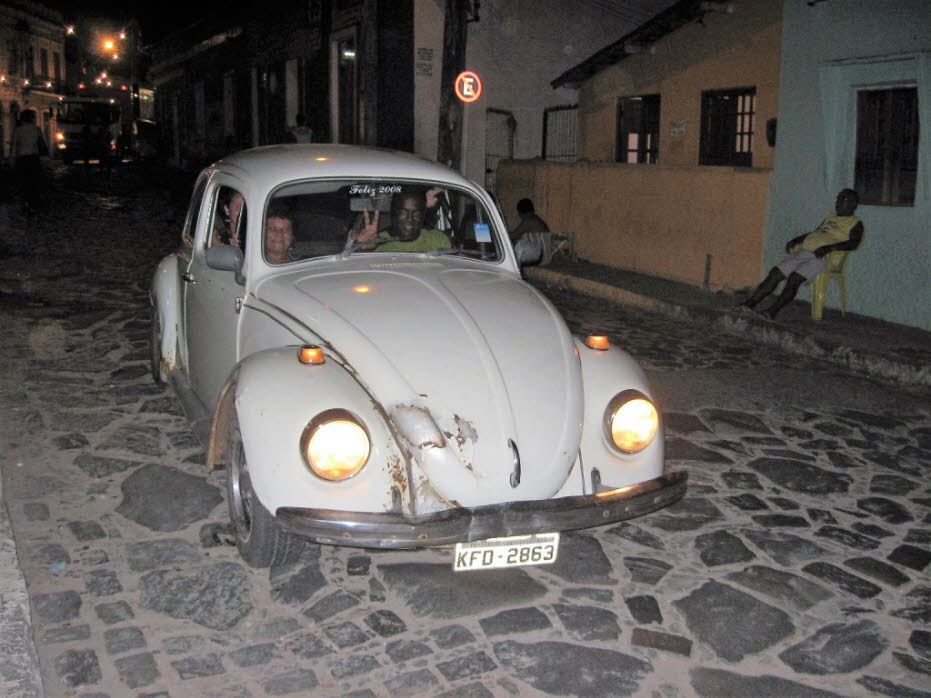 Käfer in Olinda:  Der Volkswagen Käfer - offiziell der Volkswagen Typ 1, informell auf Deutsch der Käfer (was "Käfer" bedeutet), in Teilen der englischsprachigen Welt der Bug und unter vielen anderen Spitznamen in anderen Sprachen bekannt - ist ein Zwei-T