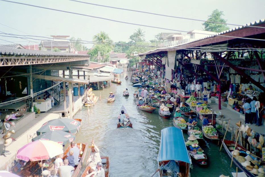 schwimmende Märkte 2025: Statt Waren von Einheimischen bestimmen Touristen die ehemals schwimmenden Märkte: Die schwimmenden Märkte in Bangkok verschwinden nicht vollständig, befinden sich jedoch in einem Wandel. Während einige, wie der Damnoen Saduak Flo