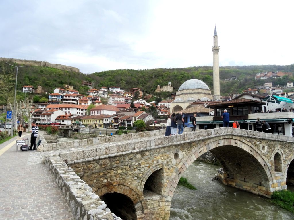 DSC04507 Blick auf die Steinbrcke und die Moschee und die Burg  von Prizren