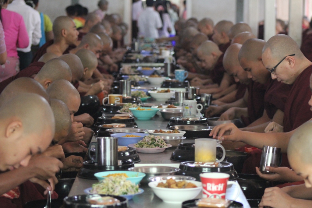 Mönchsspeisung im Mahagandayon-Kloster (9)