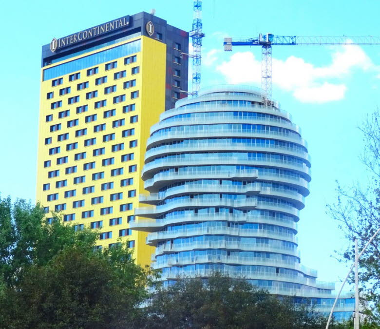 db_Moderne-Zeiten-Skanderbegturm-85-Meter-hoch-und-in-Form-einer-Buste-Albaniens-Nationalhelden-gestaltet
