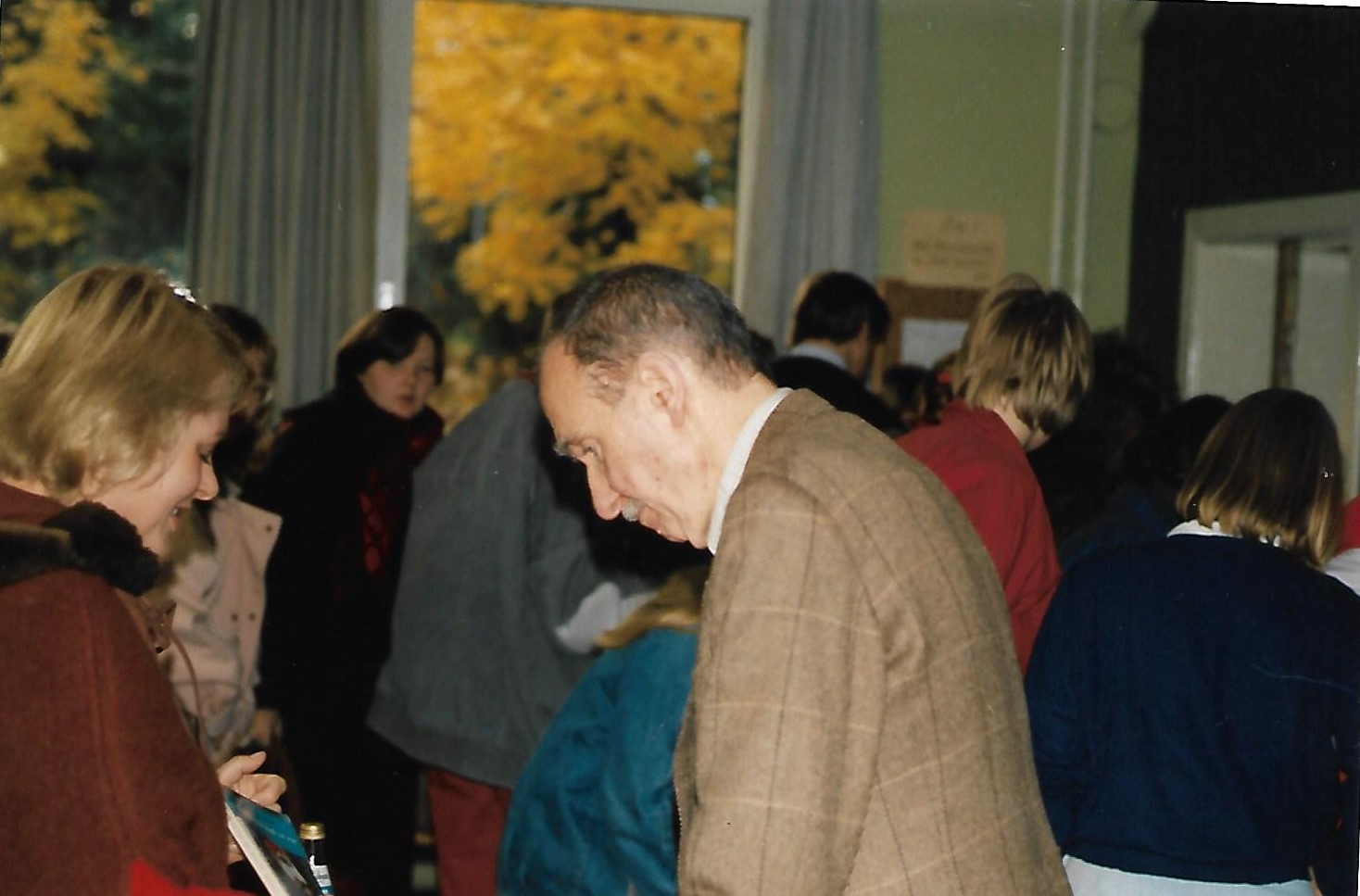 Wolfdietrich Schnurre (* 22. August 1920;  9. Juni 1989) war ein deutscher Schriftsteller. Er gehrte der Gruppe 47 an und las mit Das Begrbnis den ersten Text auf ihrem Grndungstreffen 1947.